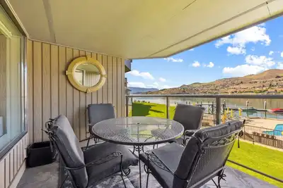 Image de Ideal lakefront condo w/ shared pool/hot tub, shared dock, & high-speed WiFi