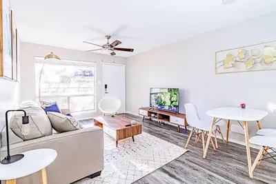 Image de Trendy SoCo 1br suite w/ pool, king bed, fast WiFi