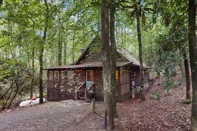 Image de Quaint, dog-friendly cabin with private hot tub, firepit, loft, porch & creek