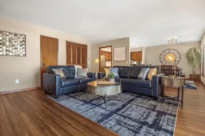 Image de Wow! Beautifully Updated 3 Bed 1 Level Townhouse w/ Bike Storage CloseTo It All!