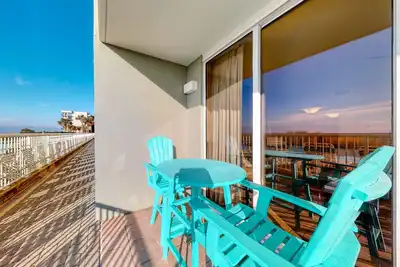 Image de Ground-floor, oceanfront condo with pool, fast WiFi & seasonal beach service
