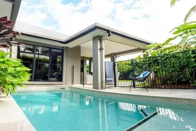 Image de Lush Tropical Retreat Heated Pool King Bed Netflix