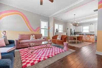 Image de Walk to Forsyth, River Street, and Downtown! Pet Friendly, large fenced in yard!