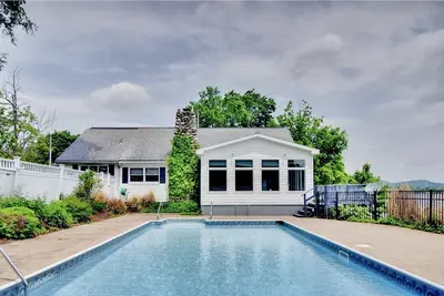 Image de Lakeside Home With Pool-Completely Renovated