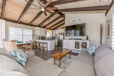 Image de Charming beach house/ Canal living/Grills/kayaks!