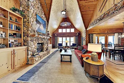 Image de Modern & Upscale Executive Home On Long Lake - With that log cabin up north charm- Great fishing and swimming