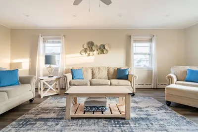 Image de Spacious Home Ready for your memories(2 blocks to beach, downtown and train)