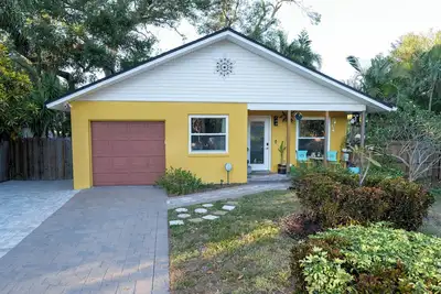 Image de Rainbow House-Pets, 2br, yard, pool, cabana, luxury upgrades, cul-de-sac