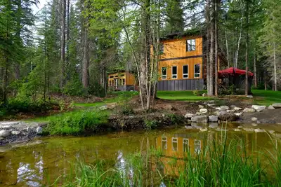 Image de Shady forest Base camp! 2 homes, a chalet and a cabin, sleeps 8!