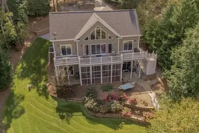Image de Family Vacation Lake House on Lake Gaston!