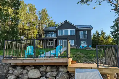 Image de Beautiful Lakefront Home with 5 Bed/3 Baths, WiFi, tons of amenities!