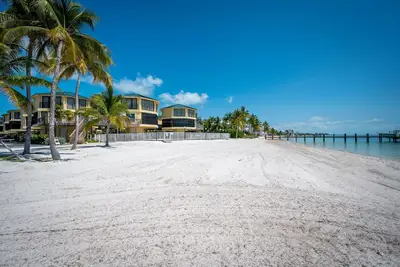 Image de Kg Arrive any day, pool on beach, full Kitchen, W/D, Parking, Docks, balcony,