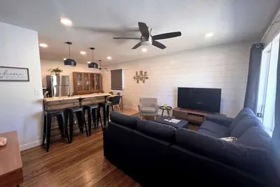 Image de Mid-Century home near airport and zoo