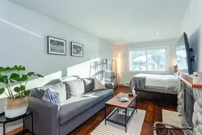 Image de Modern 2 Studio lock-off w/ free parking & 5 min walk to the gondola and/or lake