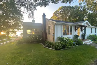 Image de Buzzards Bay Cottage w\/ water views and beach pass.