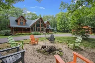Image de Timber Lodge on Large Wooded Lot mid Door County