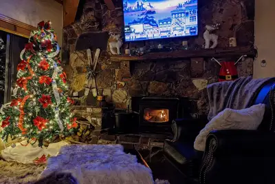 Image de Enchanted Pines! 5br Moonridge House Near Slopes w/ Spa and Pool Table!