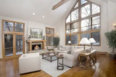 Image de Spectacular single family home with majestic views of Beaver Creek Mountain! !