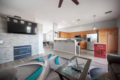 Image de Gorgeous Las Vegas home with Rv parking