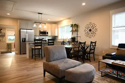 Image de 3 Minutes to Downtown! 2bd/2ba + Pet friendly!