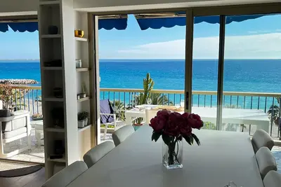 Image de Luxurious waterfront apartment with sea view and mountain view near the racecourse