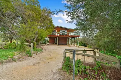 Image de Relaxing family home with lake front views. Pets welcome