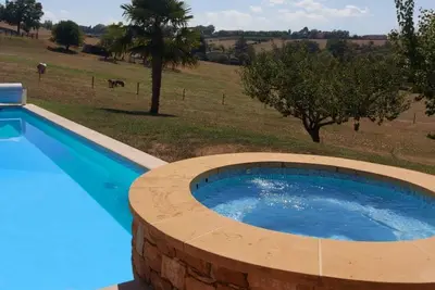 Image de Gîte proche de Lyon avec piscine extérieure ainsi que Jacuzzi, Sauna intérieurs
