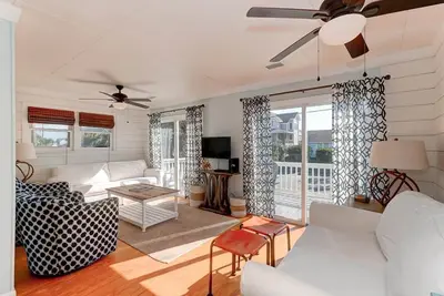 Image de 818 East Arctic! Classic Folly Beach Cottage close to beach access!