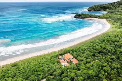 Image de Breathtaking Beachfront Escape with Pool