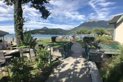 Image de Au bord du lac d'Annecy, appartement tout confort avec terrasse et plage privée