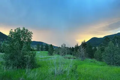 Image de Stylish remodeled home on 30 Acres; access to Silver Run Trail; min to Red Lodge