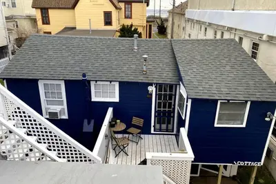 Image de Stand-alone cottage, ocean view, seconds to beach, and short walk to downtown!