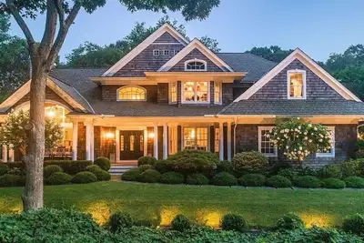 Image de Private Gated Southampton Oasis With a Heated Pool View calendar