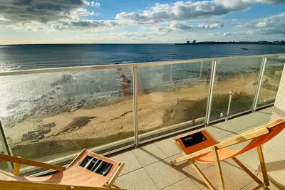 Appartement Élegant avec Balcon, Garage et WiFi en Bord de Mer