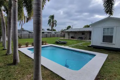 Image de Great location! Private 2 bed -1 bath pool home. Just minutes to Siesta key.