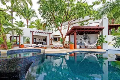 Image de Beautiful luxury villa surrounded by gardens, ocean views full staff & transfers