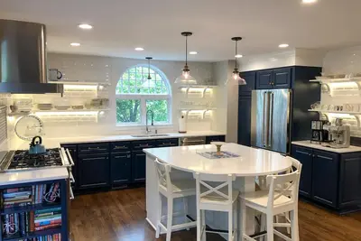 Image de Gorgeous cottage short walk from downtown, beach and minutes to ski hills.