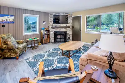 Image de Walk to Giant Steps from this cozy 2 bd/2ba with Private balcony & Mtn views.