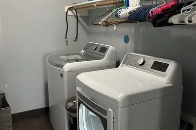 Image de Beautiful modern home with huge patio and pool