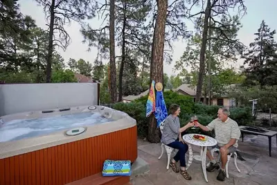 Image de Cutest Prescott Cottage In The Woods+Hot Tub+Walk Downtown+Full Of Amenities!