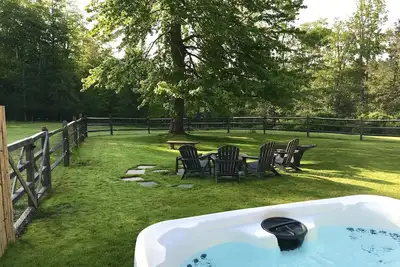 Image de Renovated farmhouse, dogs friendly/ hot tub with a mountain view.