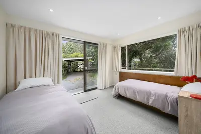 Ridge Top Views - Paekakariki Holiday Home