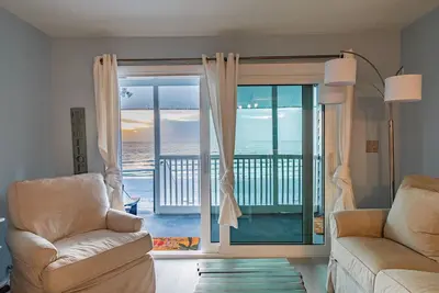 Image de Ocean Front Beach Condo Summer Sale