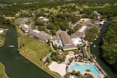 Image de Escape with Nature! 2 Garden View Rooms Near Three Sister Springs! Pool, Parking