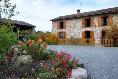 Image de Gîte au calme avec terrasse, cheminée et pêche à proximité, animaux acceptés.