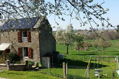 Image de Maison Normande avec Jardin Clôturé, Cheminée et Options Confort, près de la Roche d'Oëtre