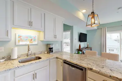 Image de Beachside Abode 2b | One- block from Beach | Balcony | Bayley Vacation Rentals