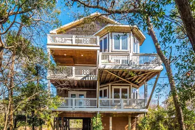 Image de Topsail Treehouse | Surrounding Views, Near Beach!