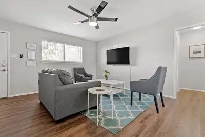 Family Friendly! Walk to At&T Stadium. Spacious & Clean.