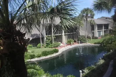 Image de Lush Silver-rated tropical getaway overlooking blue lagoon.